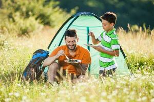 vader en zoon camping foto