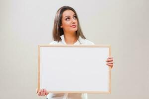 een vrouw met een blanco bord Scherm foto