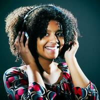 portret van een Afrikaanse Amerikaans vrouw luisteren naar muziek- foto