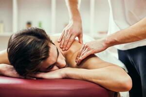een Mens krijgen een terug massage foto