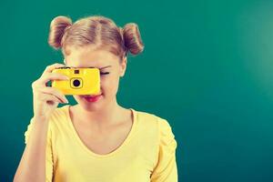 een vrouw met een camera foto