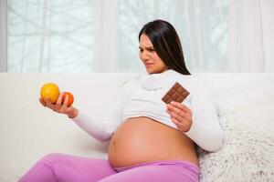 een zwanger vrouw hebben suiker onbedwingbare trek foto