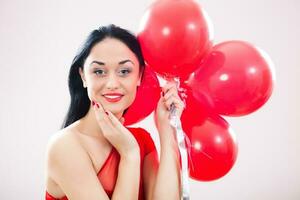 een vrouw Holding rood ballonnen foto