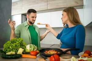 een jong paar Koken samen foto