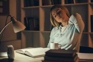 moe college meisje aan het studeren laat nacht Bij huis foto