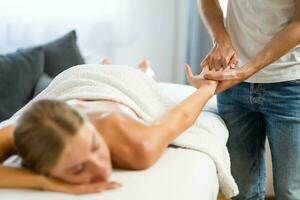 vrouw genieten van een hand- massage foto