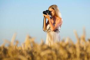 een vrouw in een tarwe veld- foto