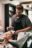 een vrouw Bij een haar- salon foto