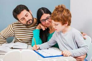 ouders helpen hun kind met hun huiswerk foto