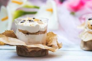 Tiramisu-dessert in doorzichtige plastic beker foto