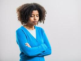 portret van nadenkend afro vrouw met een blauw Cardigan foto