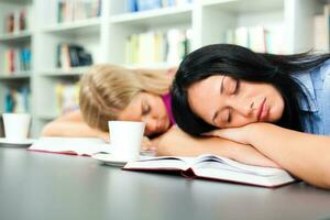 Dames Bij de bibliotheek foto