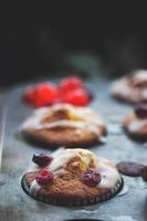 sinaasappel- en kersenmuffins in muffinbakvorm foto