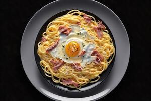 Carbonara ongebruikelijk stijl pasta bord visie van de top geïsoleerd Aan zwart achtergrond illustratie generatief ai foto