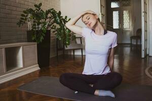 jong vrouw beoefenen pilates en yoga opdrachten Bij huis foto