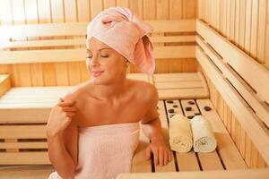 een vrouw in de sauna foto