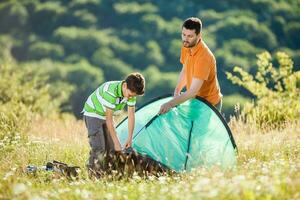 vader en zoon camping foto