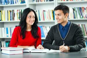 studenten in de bibliotheek foto