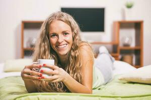 een vrouw in haar slaapkamer foto