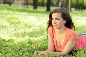 vrouw ontspannen in het gras foto