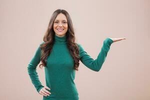 een vrouw met een groen blouse foto