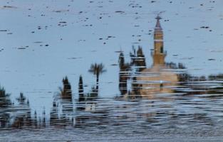 weerspiegeling van hala sultan tekke op het zoutmeer van larnaca, cyprus