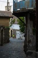 pittoreske smalle straatjes van oude Kakopetria in Troodos-gebergte in Cyprus met een meisje dat in de verte loopt