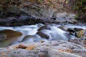 zuivere waterstroom met soepele stroming over rotsachtig bergachtig terrein in het kakopetria-bos in troodos, cyprus foto