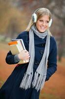 een vrouw met boeken foto