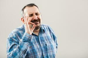 portret van een Mens met blauw plaid overhemd foto