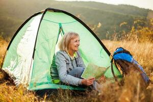 een senior vrouw camping foto