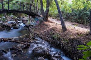 brug over soepel stromende waterstroom bij de vateri footpah in kakopetria in cyprus foto