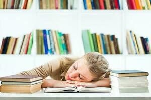 een vrouw Bij de bibliotheek foto