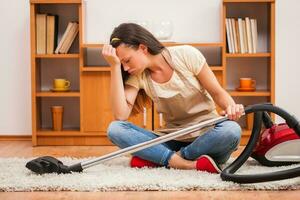 een vrouw schoonmaak de huis foto