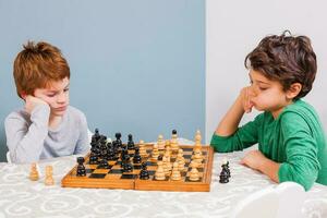 kinderen spelen schaak foto