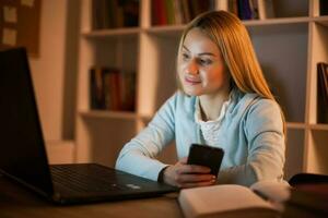 moe college meisje aan het studeren laat nacht Bij huis foto