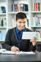 een leerling in de bibliotheek foto