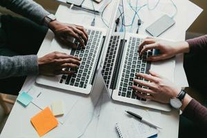 overhead handen werken op laptops foto