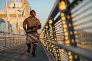een Afrikaanse Amerikaans Mens aan het doen fysiek opdrachten foto