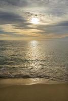 zonsondergang op het strand van punta lobos todos santos, baja california sur mexico foto