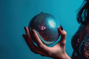 glimmend disco bal in een vrouw hand- geïsoleerd Aan een helder blauw achtergrond. nachtleven, en viering geïnspireerd idee. illustratie generatief ai foto