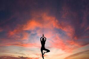 vrouw silhouet beoefenen yoga Aan de strand Bij zonsondergang achtergrond illustratie generatief ai foto