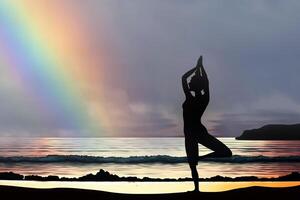 vrouw silhouet beoefenen yoga Aan de strand Bij zonsondergang regenboog achtergrond illustratie generatief ai foto