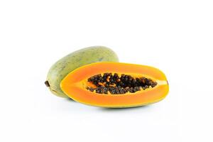 vers geheel en gesneden papaja fruit geïsoleerd Aan wit achtergrond. ai gegenereerd foto