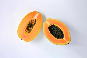 top visie vers gesneden papaja fruit geïsoleerd Aan wit achtergrond. ai gegenereerd foto