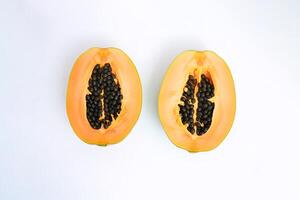 top visie vers gesneden papaja fruit geïsoleerd Aan wit achtergrond. ai gegenereerd foto