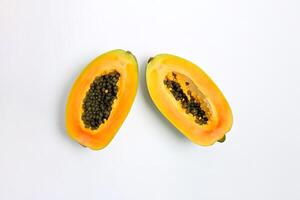 top visie vers gesneden papaja fruit geïsoleerd Aan wit achtergrond. ai gegenereerd foto