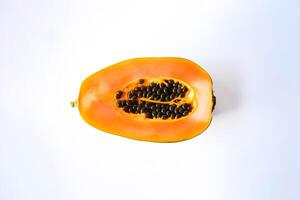 top visie vers gesneden papaja fruit geïsoleerd Aan wit achtergrond. ai gegenereerd foto