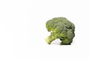 vers broccoli geïsoleerd Aan wit achtergrond met kopiëren ruimte. ai gegenereerd foto