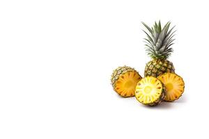 vers rijp geheel en gesneden ananas geïsoleerd Aan wit achtergrond met kopiëren ruimte. ai gegenereerd foto